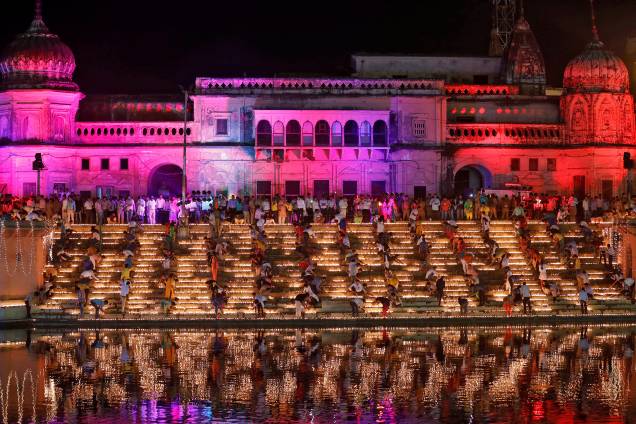 Participantes do festival hindu Diwali ascendem as velas feitas à base de óleo nas margens do rio Sarayu, na tentativa de bater um recorde do Guiness World com a maior quantidade de velas acesas no festival - 18/10/2017 Participantes do festival hindu Diwali ascendem as velas feitas à base de óleo nas margens do rio Sarayu, na tentativa de bater um recorde do Guiness World com a maior quantidade de velas acesas no festival - 18/10/2017