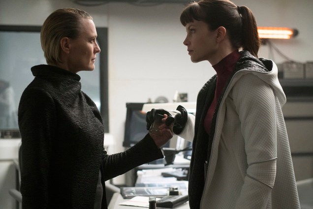 Robin Wright e Sylvia Hoeks em cena do filme 'Blade Runner 2049'