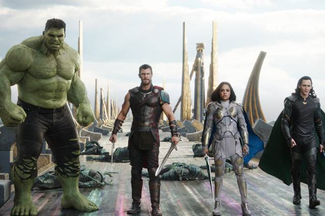 THOR: RAGNAROK com Hulk (Mark Ruffalo), Thor (Chris Hemsworth), Valkyrie (Tessa Thompson) e Loki (Tom Hiddleston)