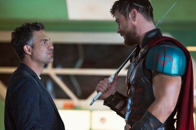 Thor: Ragnarok com Bruce Banner/Hulk (Mark Ruffalo) e Thor (Chris Hemsworth)