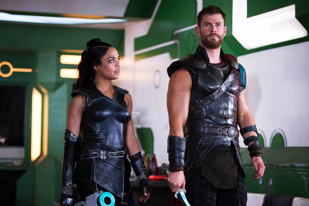 Thor: Ragnarok com Valkyrie (Tessa Thompson) e Thor (Chris Hemsworth)