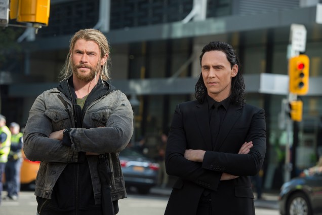 Thor: Ragnarok com Thor (Chris Hemsworth) e Loki (Tom Hiddleston)