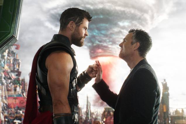 THOR: RAGNAROK com Thor (Chris Hemsworth) e Hulk (Mark Ruffalo)