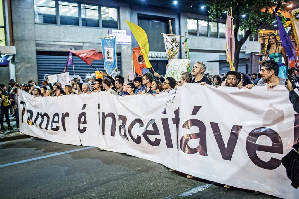 RIO DE JANEIRO, RJ, 24.10.2017: PROTESTO-RIO - Manifestantes e artistas realizam o protesto ''Inaceitável'', contra o presidente Michel Temer, o senador Aécio Neves (PSDB-MG), e o ministro do STF, Gilmar Mendes, na região central do Rio de Janeiro (RJ) nesta terça-feira (24). O protesto é organizado pelo #342 artes, liderado pela produtora Paula Lavigne, (Foto: Ricardo Borges/Folhapress)