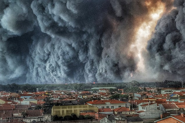 Foto de uma gigantesca nuvem de fumaça sobre o distrito de Vieira de Leiria, em Portugal