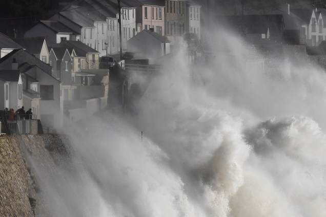 Ondas gigantes atingem as barragens do mar e o porto de Porthleven, na Cornualha, enquanto a tempestade Ophelia chega no Reino Unido - 16/10/2017