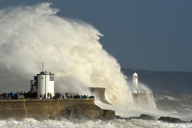 Grandes ondas atravessam o farol de Porthcawl durante a chegada da tempestade Ophelia no País de Gales, Reino Unido - 16/10/2017