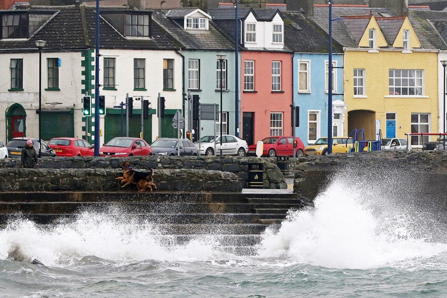 A tempestade tropical Ophelia chega à costa sul da Irlanda causando ondas de dez metros. - 16/10/2017