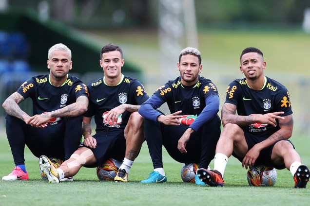 Daniel Alves, Philippe Coutinho, Neymar e Gabriel Jesus durante o treino da seleção na Granja Comary, em Teresópolis