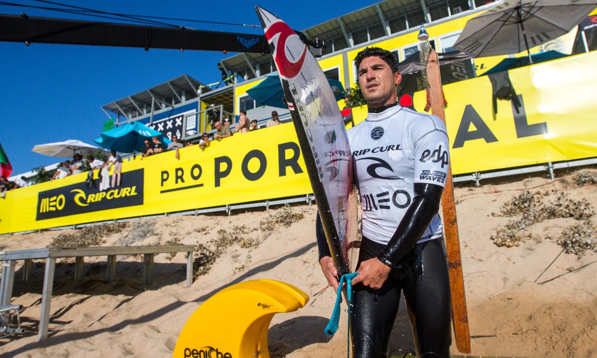 Gabriel Medina em etapa de surfe de Portugal