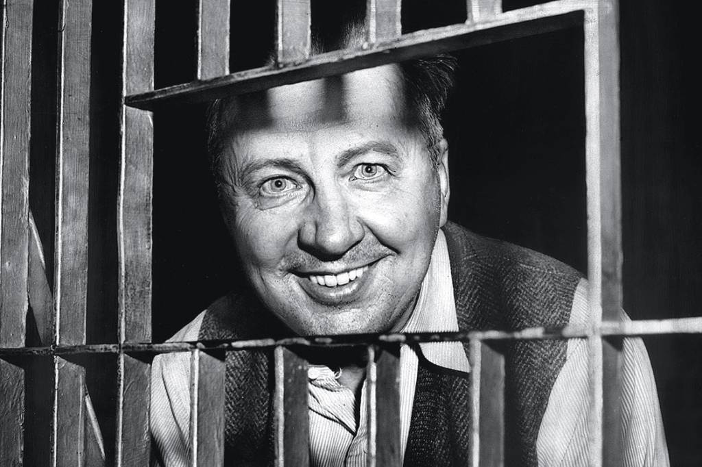 97308464 - UNITED STATES - JANUARY 22: George Metesky, 53 years old, who confessed to being the "Mad Bomber", looks through the bars of his cell at the Waterbury, Conn. Police Station. Metesky roamed the city planting bombs for 16 years before his arrest, and later was sent to a mental institution. Credito: Judd Mehlman/NY Daily News Archive/Getty Images