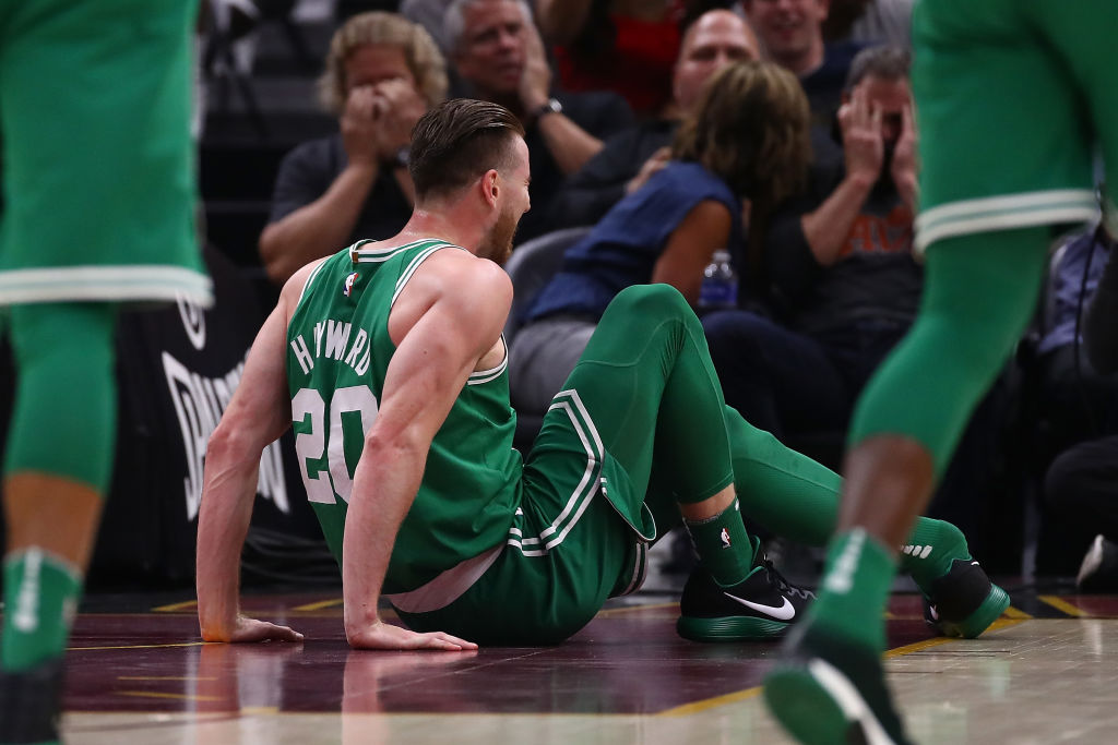 Gordon Hayward, do Boston Celtics, sofreu grave lesão contra o Cleveland Cavaliers