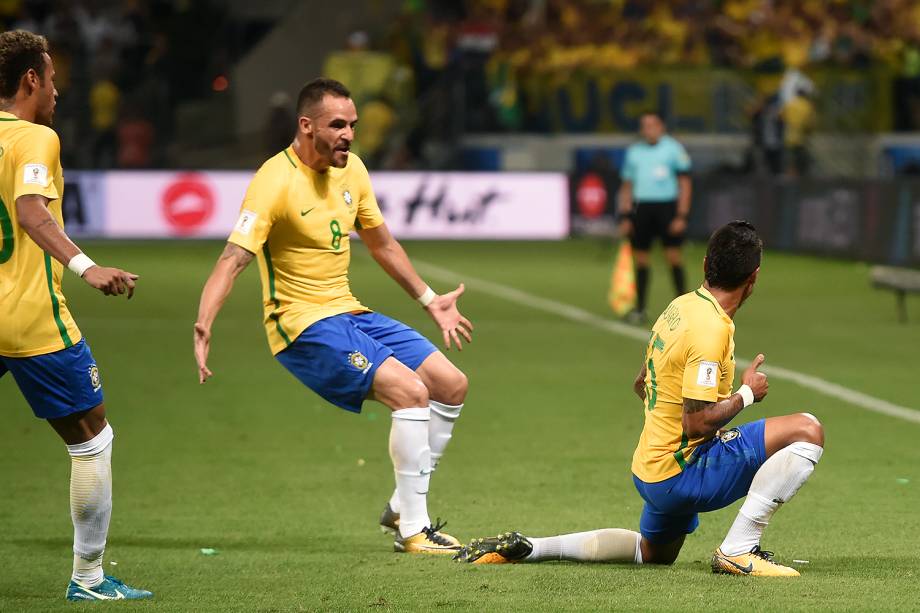 Paulinho comemora após marcar o primeiro gol do Brasil contra o Chile, pelas Eliminatórias da Copa da Rússia no Allianz Parque, em São Paulo - 10/10/2017