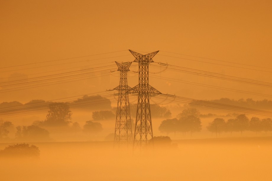 Torres de energia são vistas em meio à neblina do outono pelo início da manhã fora de Breuschwichersheim, perto de Strasbourg, na França - 17/10/2017