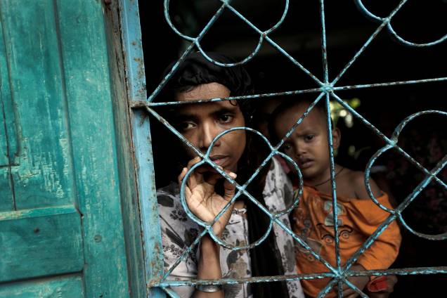 Refugiados rohingyas recém chegados à Bangladesh aguardam para serem levados até o acampamento Cox's Bazar, onde se encontram outros milhares de muçulmanos - 02/10/2017