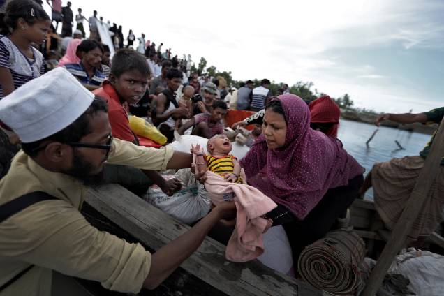 Refugiados rohingyas recém chegados à Bangladesh aguardam para serem levados até o acampamento Cox's Bazar, onde se encontram outros milhares de muçulmanos - 02/10/2017