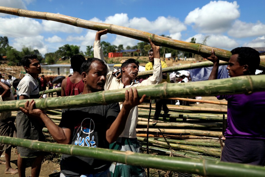 Refugiados Rohingya recebem pedaços de bambu para fazer uma cabana no campo de refugiados Balukhali em Cox's Bazar, Bangladesh - 11/10/2017