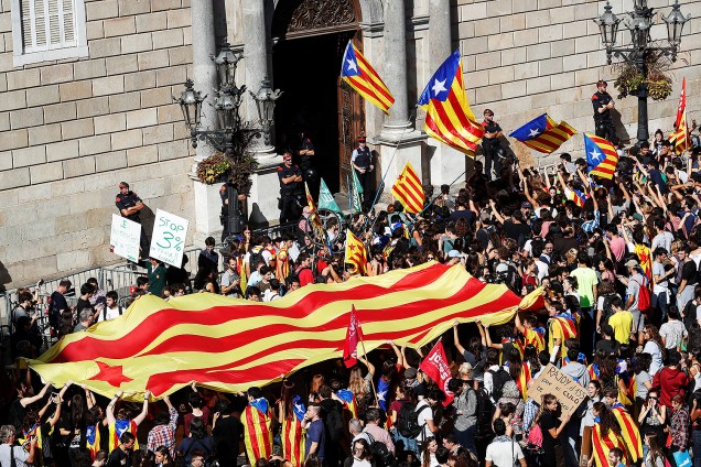 Catalães protestam contra possível intervenção espanhola, em frente a sede do governo regional da Catalunha - 26/10/2017