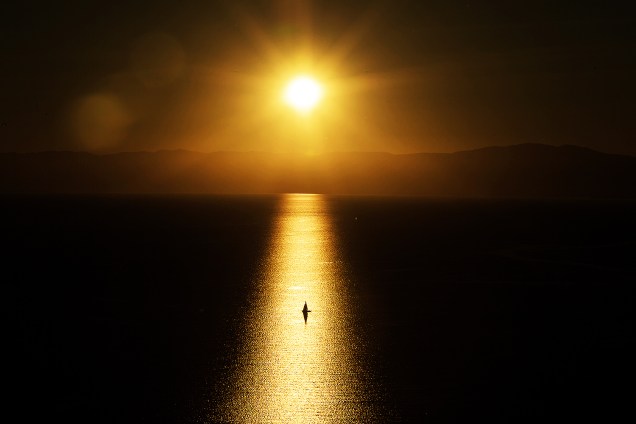 Um barco é fotografado ao pôr do sol no Lago de Genebra de Chexbres, na Suíça - 12/10/2017