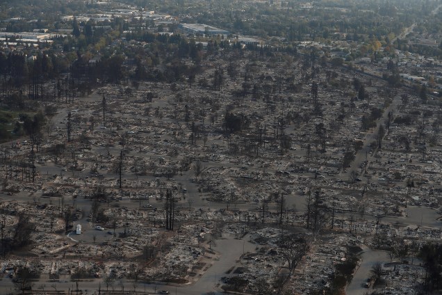 Vista aérea da destruição que o incêndio florestal causou em Santa Rosa, no estado norte-americano da Califórnia - 12/10/2017