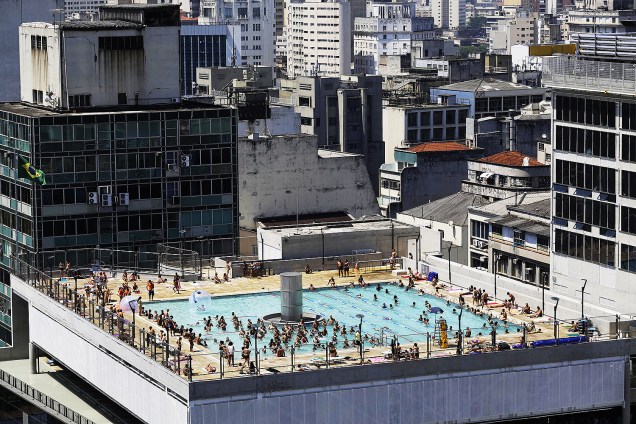 Pessoas aproveitam o forte calor na piscina do Sesc 24 de Maio, no centro da capital paulista. A previsão é que a temperatura atinja os 34ºC nesta sexta-feira (13)