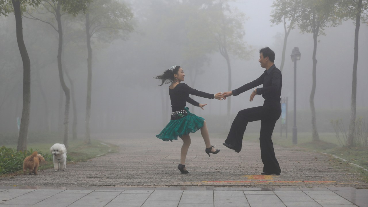 Imagens do dia - Casal dança em um parque na China