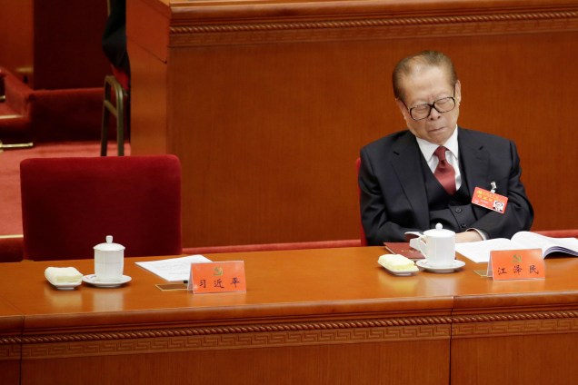 O ex-presidente chinês Jiang Zemin dorme antes do início da sessão de abertura do 19º Congresso Nacional do Partido Comunista da China, no Grande Salão do Povo, em Pequim - 18/10/2017