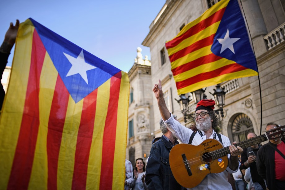 Apoiadores da independência se reúnem do lado de fora do edifício do governo regional da Catalunha em Barcelona no primeiro dia útil após a Espanha decidir pela dissolução do parlamento local - 30/10/2017
