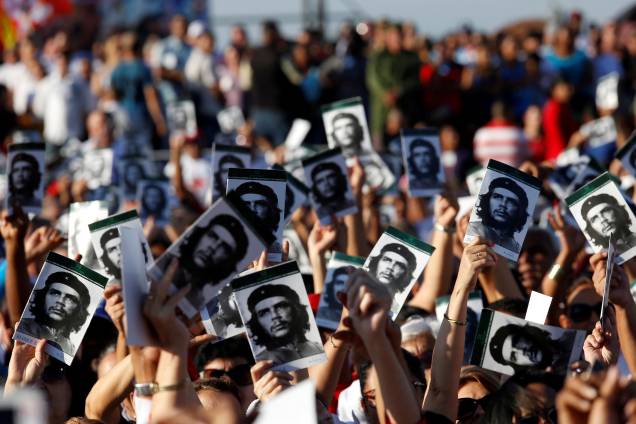 Milhares de pessoas erguem imagens do herói revolucionário cubano Ernesto "Che" Guevara, durante uma cerimônia comemorativa do 50º aniversário de sua morte, em Santa Clara, Cuba - 09/10/2017