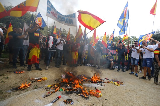 Manifestantes de ultra-direita queimam a "Esteladas" (bandeiras separatista da Catalunha) durante o Dia Nacional da Espanha, em Barcelona - 12/10/2017