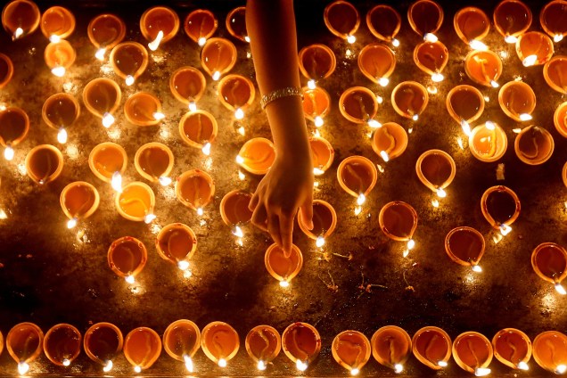 Um devoto hindu ascende velas a óleo durante uma cerimônia religiosa no festival Diwali, também conhecido como Festival das Luzes, em um templo de Colombo, no Sri Lanka - 18/10/2017