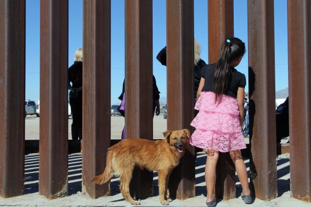 Menina observa a manifestação "Sem Muros" promovida por ativistas nos Estados Unidos em frente ao muro que divide Ciudad Juarez, no México, de Sunland Park, Novo México, nos Estados Unidos - 24/10/2017