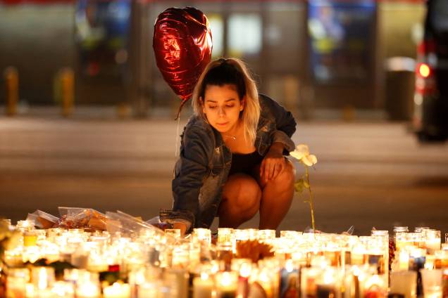 Uma mulher presta homenagem às vitimas do massacre durante o festival 'Route 91 Harvest' próximo ao local do incidente, em las Vegas, no estado americano de Nevada - 03/10/2017