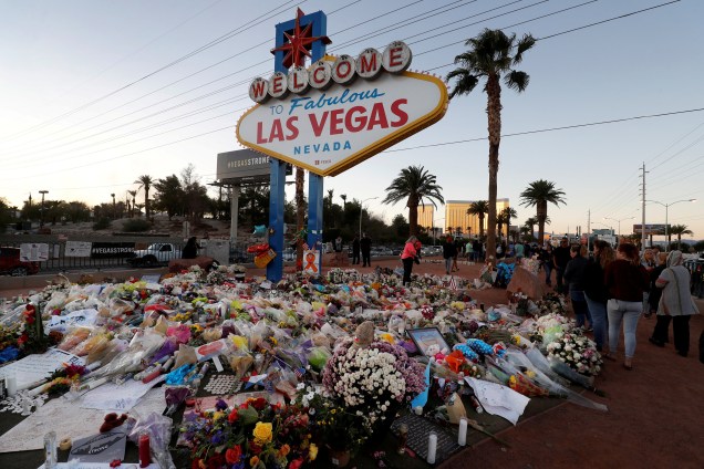 A entrada da cidade de Las Vegas, em Nevada, é preenchida de homenagens às vitimas do tiroteio no festival de música country em 1º de outubro - 10/10/2017