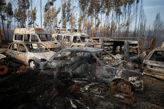 Veículos queimados em estacionamento devido a incêndio florestal em Portugal; mais de 3 mil homens continuam no combate ao fogo - 17/10/2017