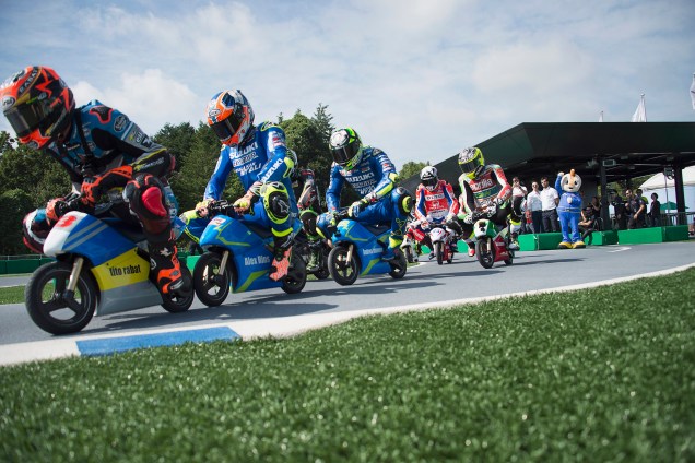 Competidores participam do evento "A mini-batalha entre os pilotos de MotoGP e as crianças com mini motos elétricas no Mobi Park" que acontece no autódromo de Twin Ring Motegi, em Motegi, no Japão - 12/10/2017