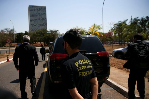 Policiais deixam o prédio da Câmara dos Deputados após buscas no gabinete do deputado Lúcio Vieira Lima - 16/10/2017