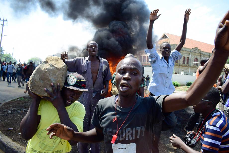 Apoiadores do candidato presidencial da Super-Aliança Nacional (NASA), Odinga, vão às ruas em boicote às próximas eleições em Kisumu, no Quênia - 24/10/2017