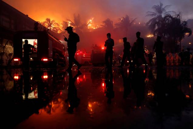Policiais trabalham na área de um incêndio no hotel Kandawgyi Palace em Yangon, um dos pólos prestigiados por turistas em Myanmar - 19/10/2017 Policiais trabalham na área de um incêndio no hotel Kandawgyi Palace em Yangon, um dos pólos prestigiados por turistas em Myanmar - 19/10/2017