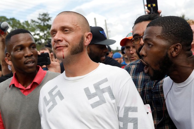 Homem vestido com símbolos nazistas em sua camiseta é cercado por manifestantes negros do lado de fora do local onde Richard Spencer, um supremacista branco declarado realiza um discurso no campus da Universidade da Flórida em Gainesville - 19/10/2017