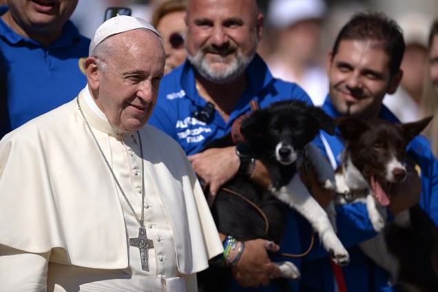 O papa Francisco recebe membros de uma unidade de treinamento de cães ao final da audiência geral semanal, na Praça São Pedro, no Vaticano - 04/10/2017