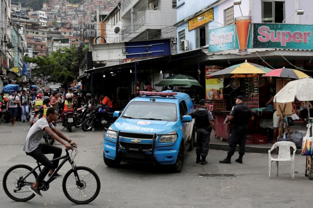 Policiais patrulham a favela da Rocinha após violentos confrontos entre grupos rivais de traficantes de drogas, no Rio de Janeiro - 02/10/2017