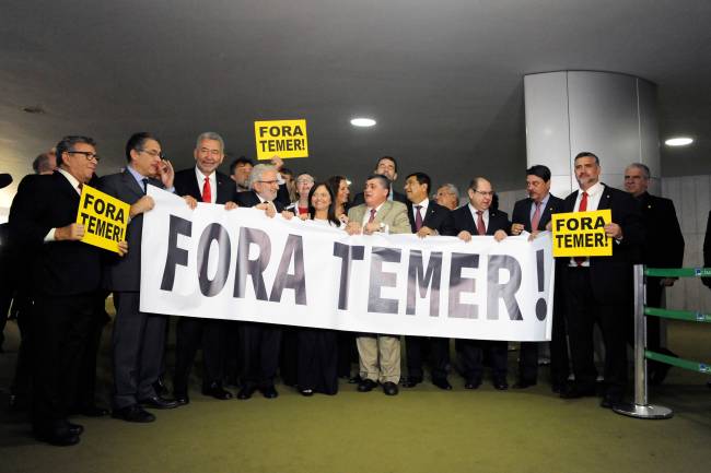 Oposicionistas protestam contra Temer na Câmara