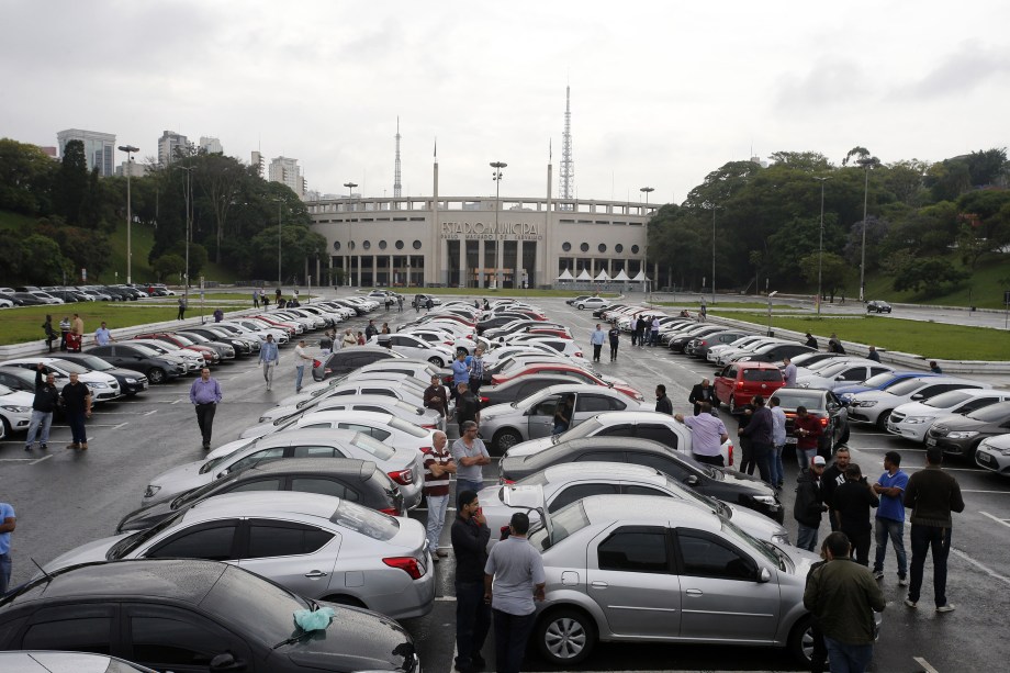 Motoristas protestam contra projeto de lei que regulamenta o serviço de transporte individual pago (PLC 28/2017), no Estádio do Pacaembu na zona oeste de São Paulo - 30/10/2017