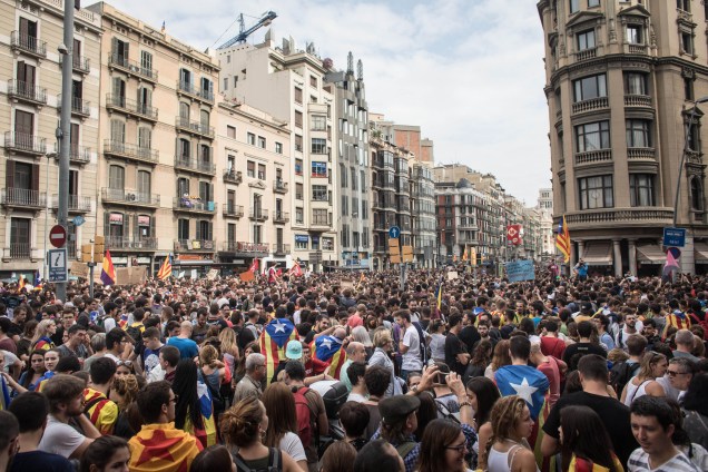 Milhares de pessoas se reúnem na Plaza Universitat, em Barcelona, durante uma greve geral contra a violência ocorrida no último domingo (01), dia de votação do referendo da Catalunha, que foi considerado ilegal e antidemocrático pela capital Madri - 03/10/2017