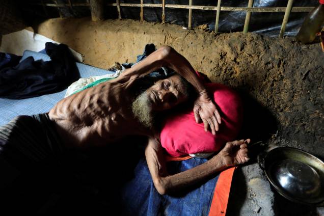 Um refugiado rohingya é fotografado deitado em seu abrigo no acampamento de Kutupalong, no Bangladesh - 20/10/2017
