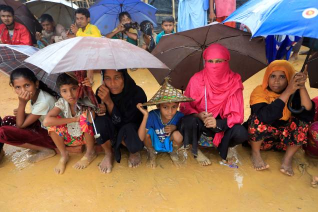 Os refugiados Rohingya fazem filas para receber ajuda humanitária no campo de refugiados de Kutupalong, em Cox's Bazar, no Bangladesh - 20/10/2017