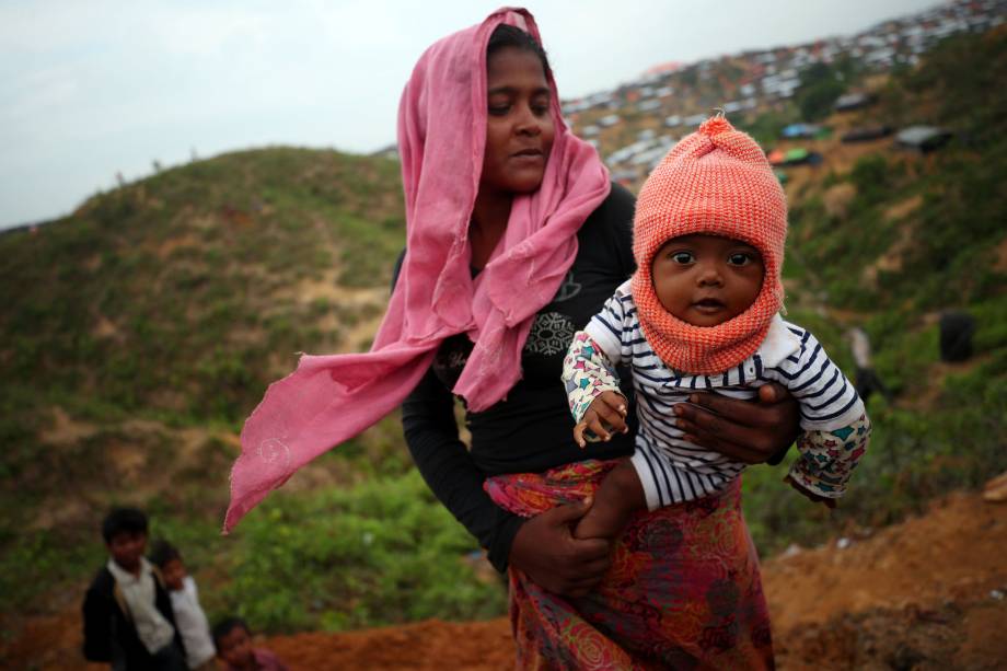 Jayed Ullah, uma menina refugiada rohingya, de seis meses, é carregada por sua mãe, no campo de refugiados de Palong Khali, perto de Cox's Bazar, em Bangladesh - 30/10/2017