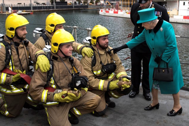 A Rainha Elizabeth realizou hoje uma visita ao HMS Sutherland, nos portos de West India Dock, em Londres, para comemorar os 20 anos do comissionamento do navio de guerra - 23/10/2017