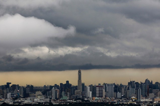 Nuvens carregadas cobrem o céu na cidade de Bangkok, capital da Tailândia - 03/10/2017